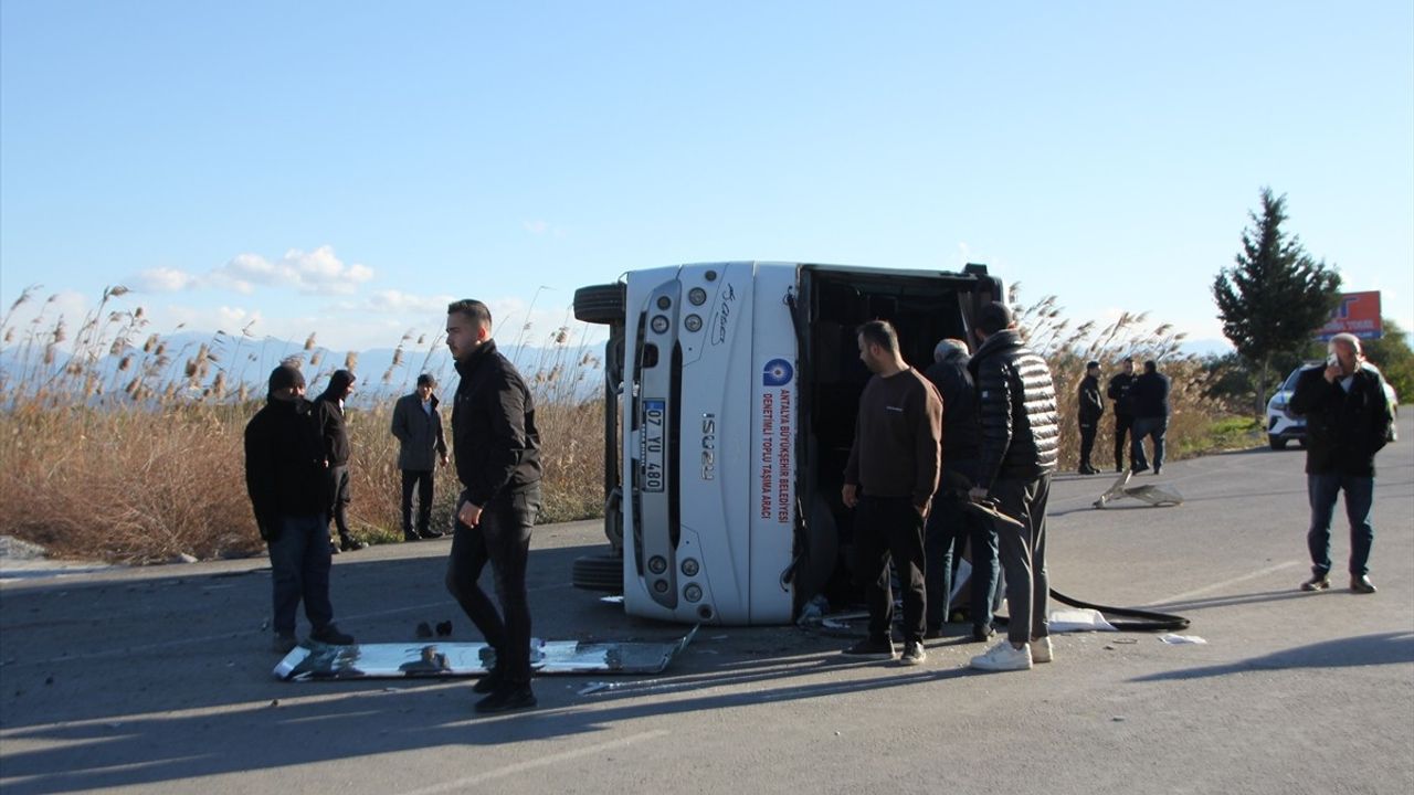 Antalya'da Midibüs ve Otomobil Kazası: 2 Yaralı