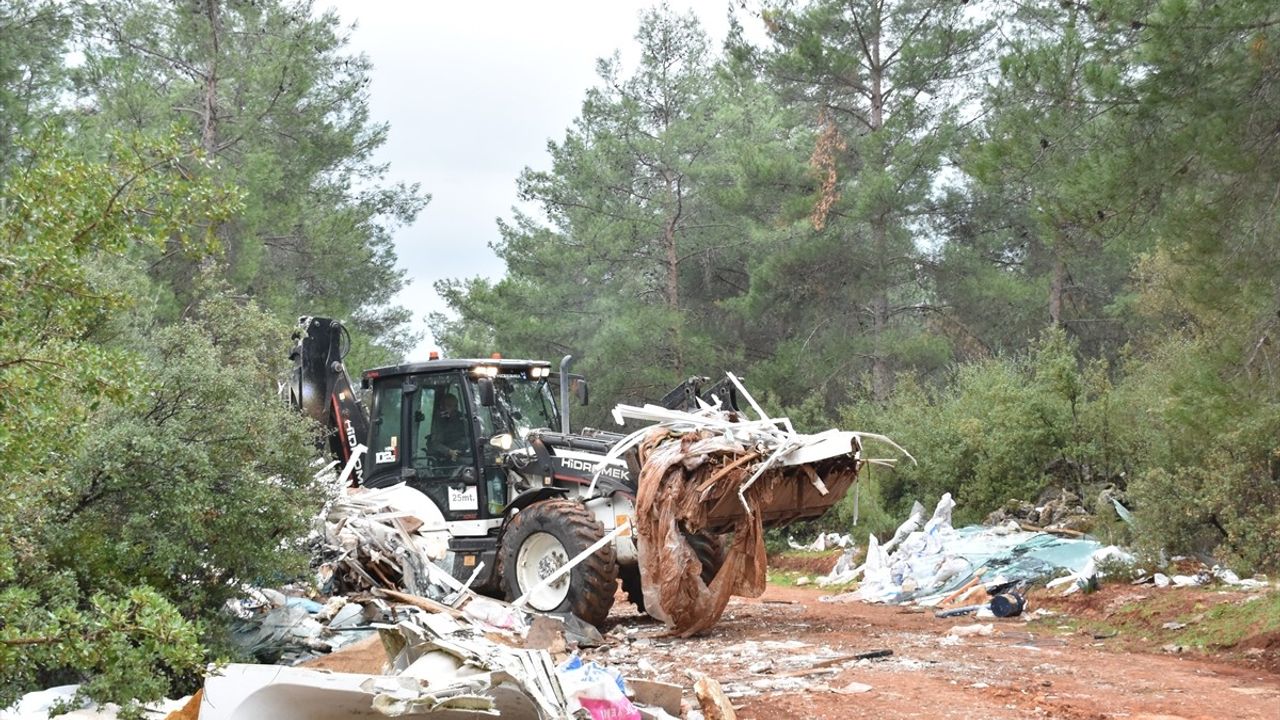 Antalya'da Ormanlık Alana Kaçak Döküm Temizlendi