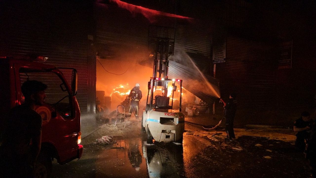 Antalya'da Sanayi Sitesinde Yangın: 3 İş Yeri Zarar Gördü