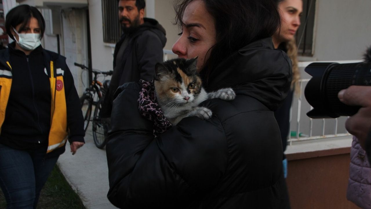 Antalya'da Yangın: 4 Kişi Dumandan Etkilendi