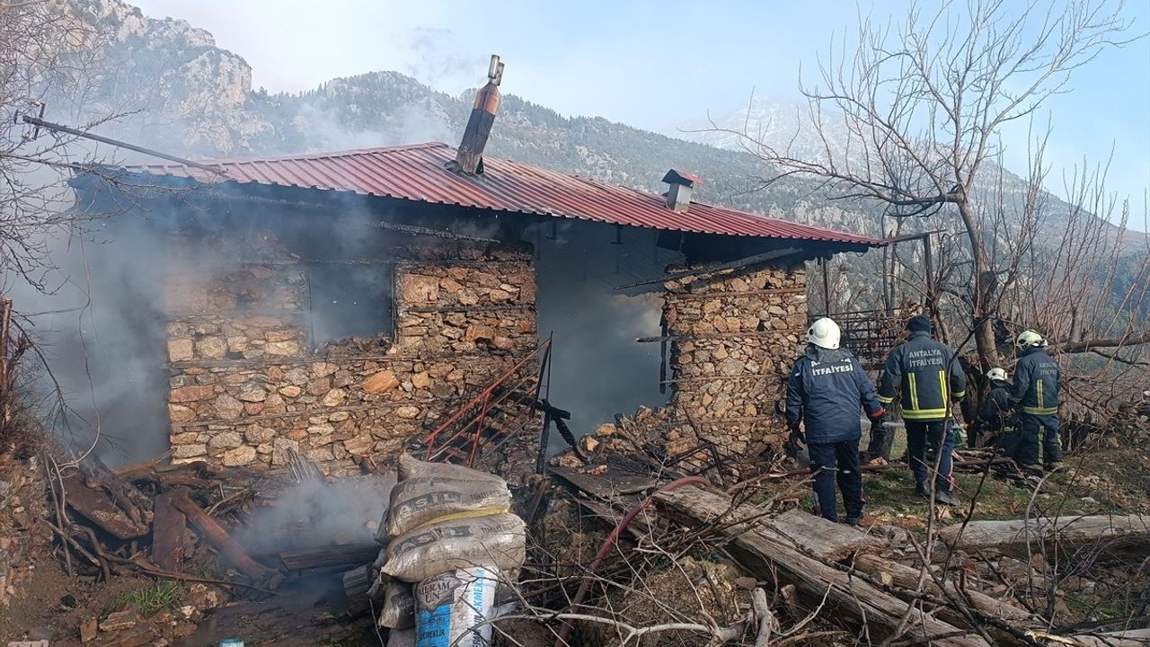 Antalya'nın Gündoğmuş İlçesinde Müstakil Evde Yangın Çıktı