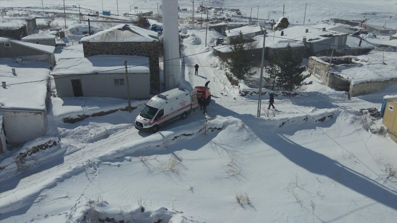 Ardahan'da Kar Yaraları Sarıldı: Hasta Paletli Araçla Kurtarıldı