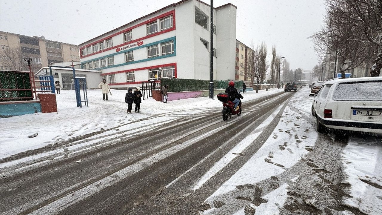 Ardahan'da Kara Yolu Ağır Araçlara Kapandı