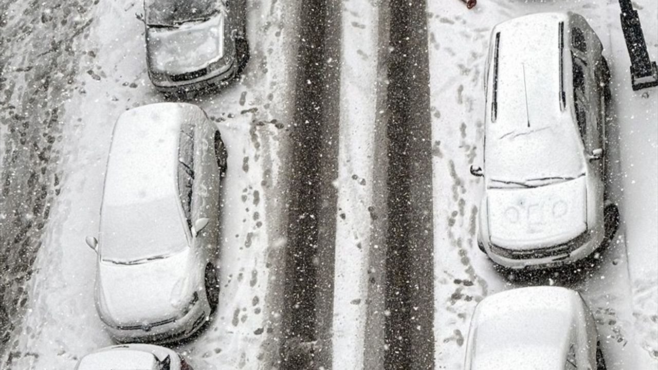 Ardahan'da Yoğun Buzlanma Nedeniyle Kara Yolu Tır Geçişine Kapandı