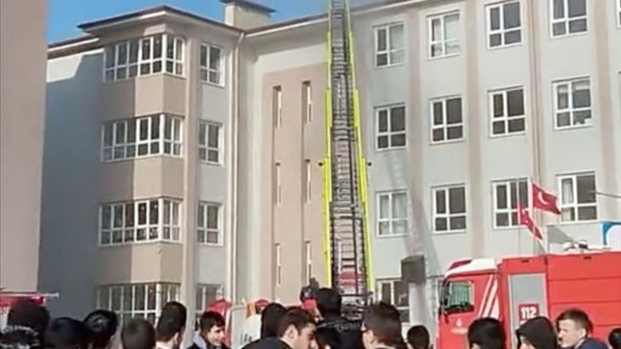 Arnavutköy'deki Okul Yangını Kontrol Altına Alındı