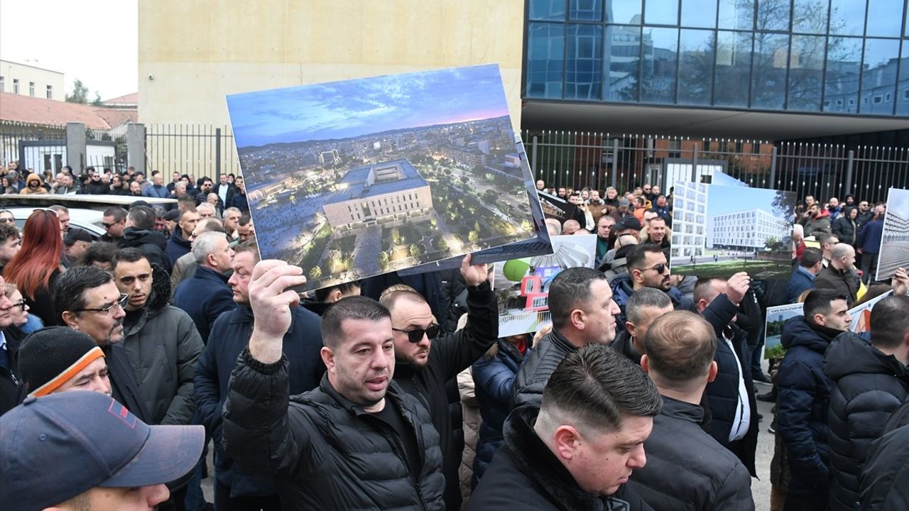 Arnavutluk'ta Tiran Belediye Başkanı Veliaj'ın Gözaltı Süresi Uzatıldı