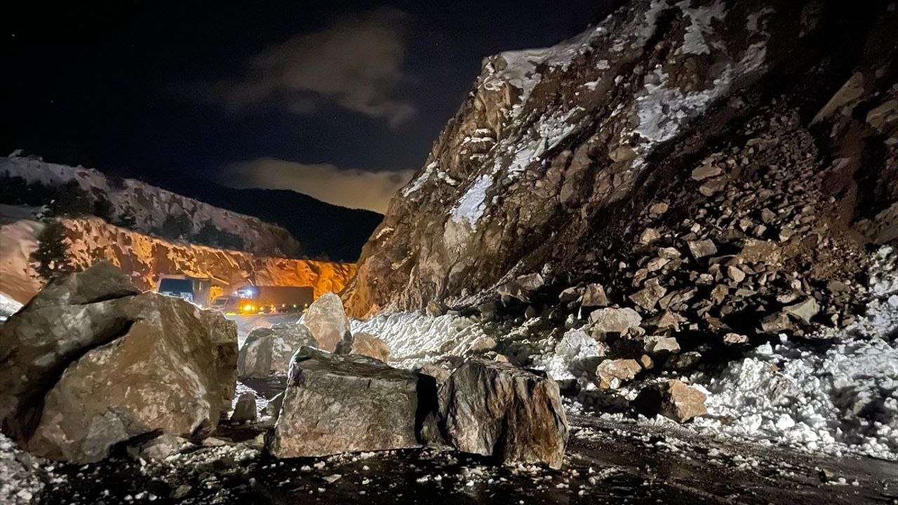 Artvin-Ardahan Kara Yolunda Heyelan: Ulaşım Tek Şeritten Kontrollü Sağlanıyor