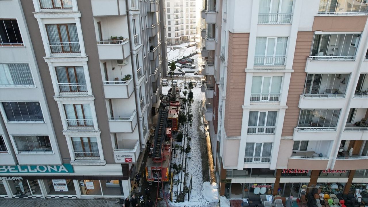 Artvin'de 5 Katlı Binanın Çatısında Yangın Çıktı