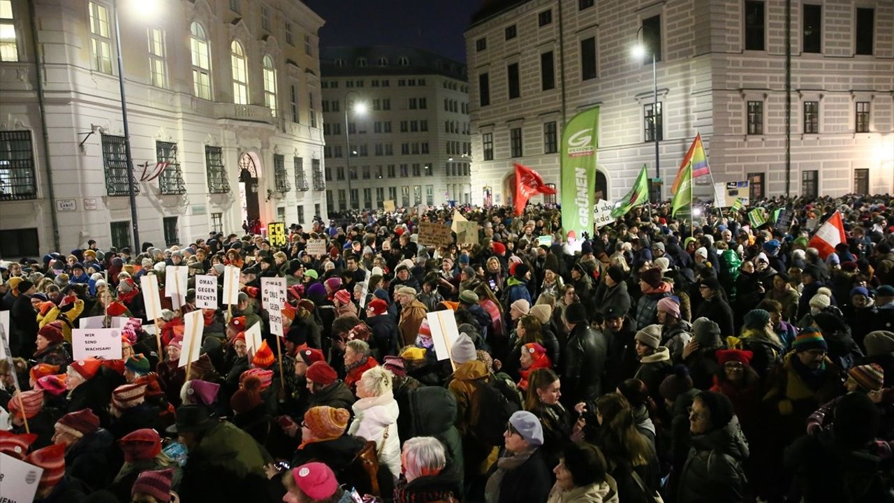 Avusturya'da Aşırı Sağcı FPÖ'ye Protesto Gösterileri