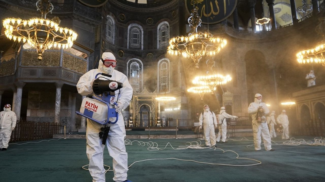 Ayasofya Cami'de Ramazan Temizliği