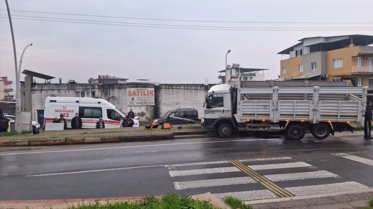 Aydın'da Sinyalizasyon Direği Devrildi; Bir Yaya Yaralandı