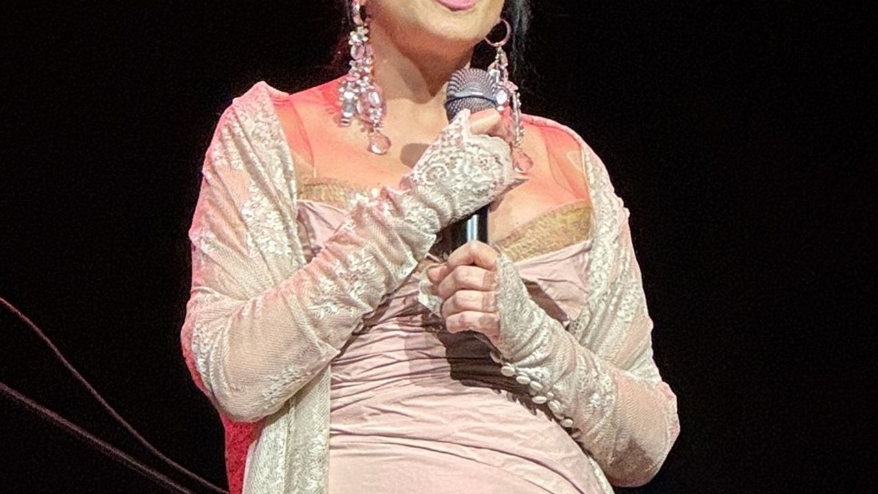 Ayşegül Aldinç, Fişekhane'de Yalnızlar Gecesi Konseri Verdi