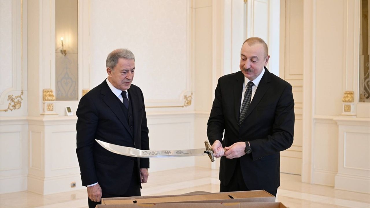 Azerbaycan Cumhurbaşkanı Aliyev, Hulusi Akar'ı Ağırladı