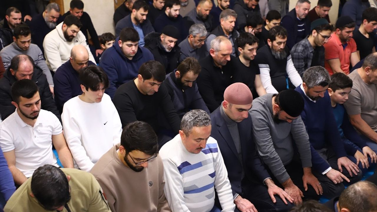 Azerbaycan'da Ramazan'ın İlk Teravih Namazı Coşkuyla Kılındı