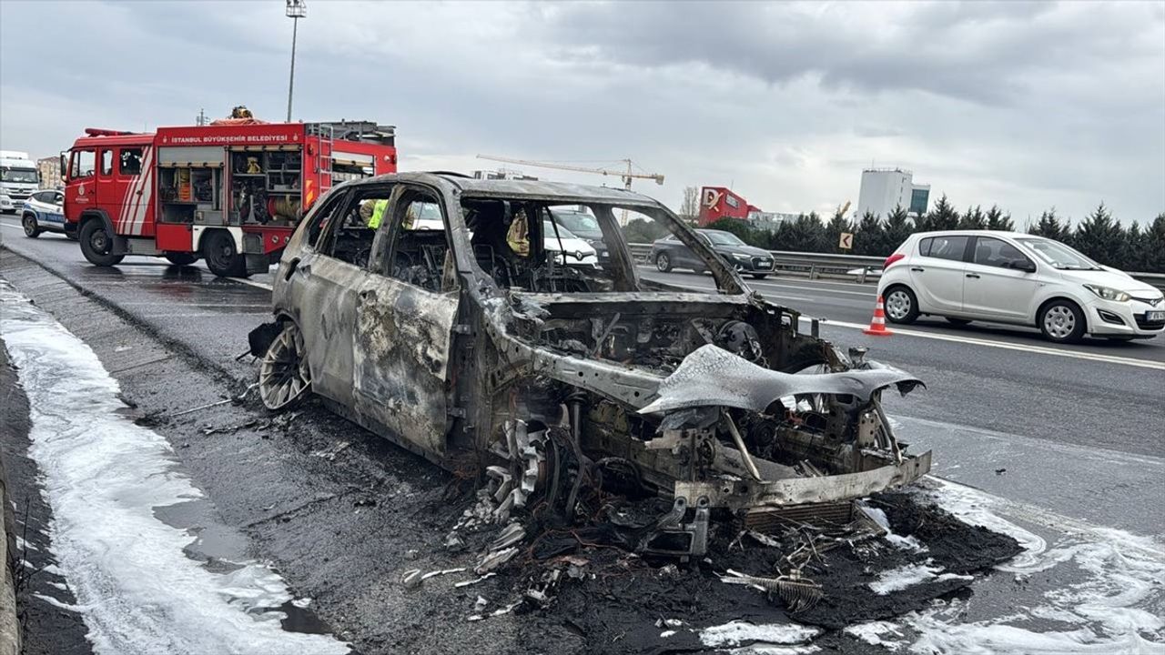 Bağcılar'da Cip Yangını: Araç Kullanılamaz Hale Geldi