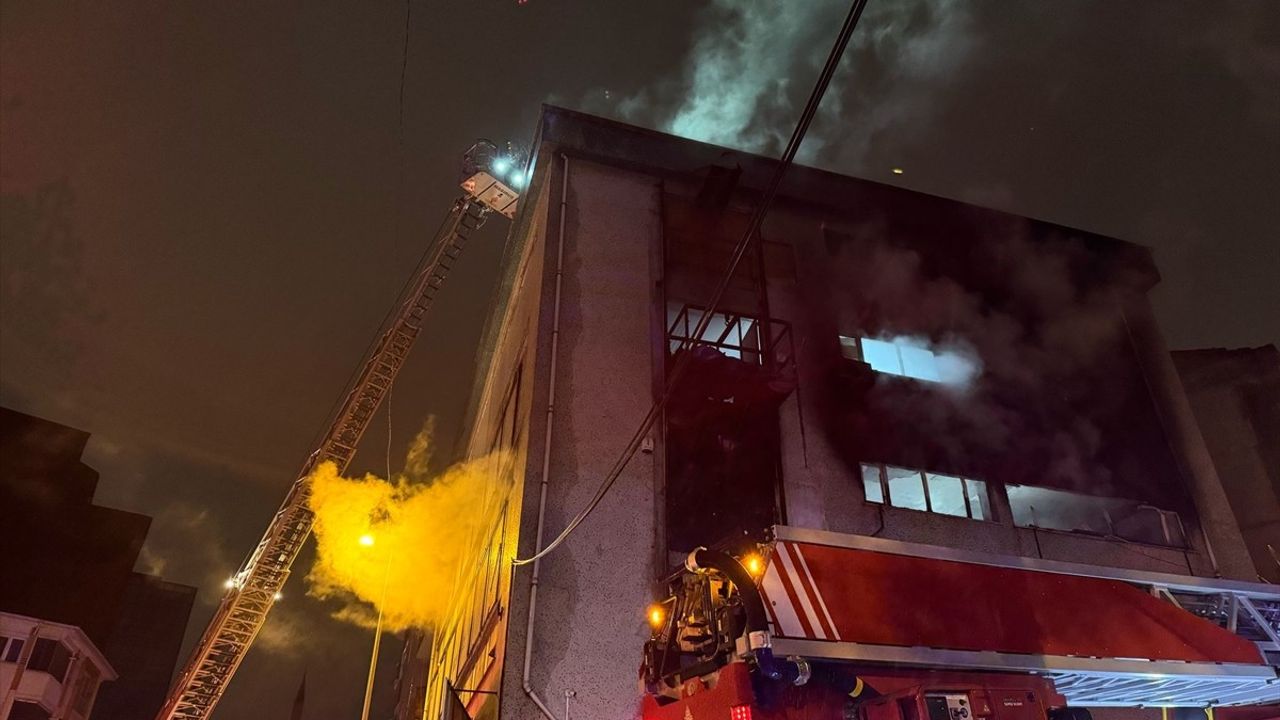 Bağcılar'da İplik Atölyesinde Yangın Kontrol Altına Alındı