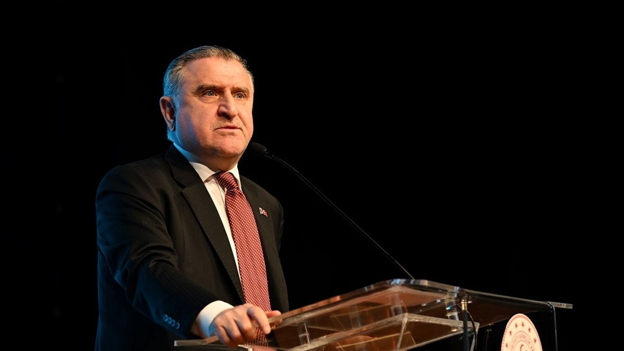 Bakan Bak, Gençlik Politika Belgesi Toplantısında Gençleri İlk Aşamada Nitelendiriyor