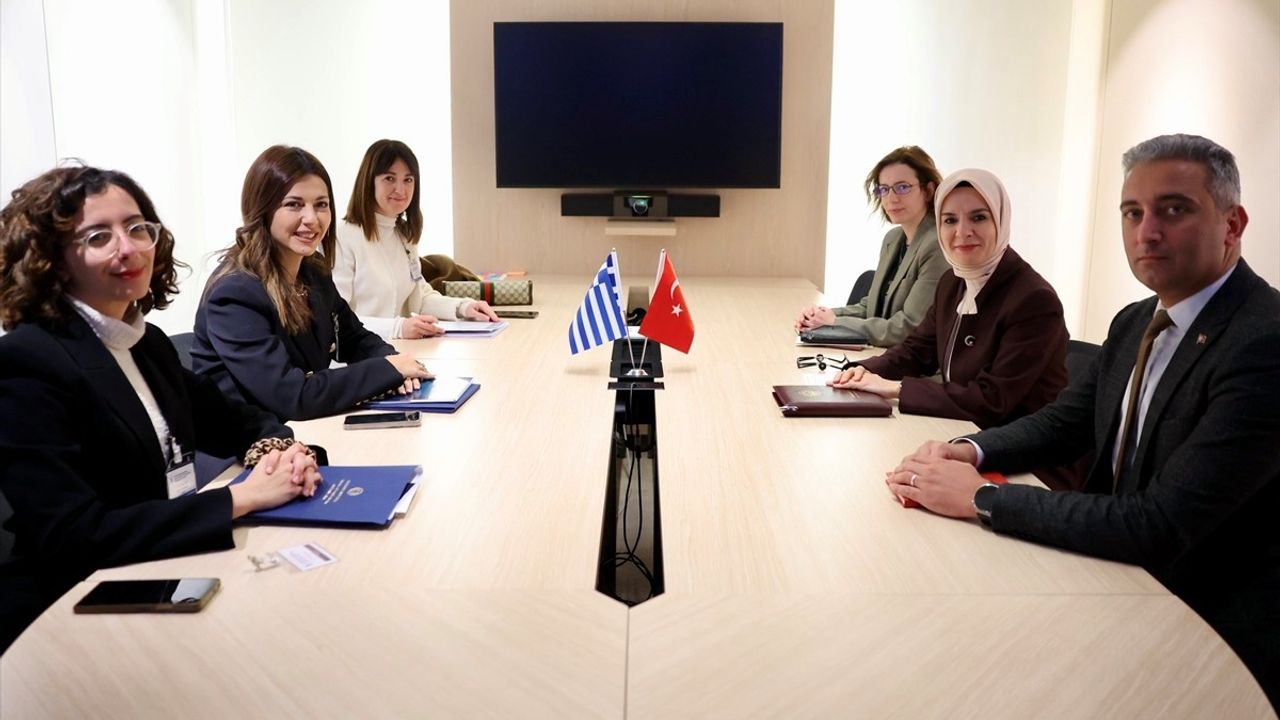 Bakan Göktaş Paris'te Yunan Mevkidaşı ile Görüştü