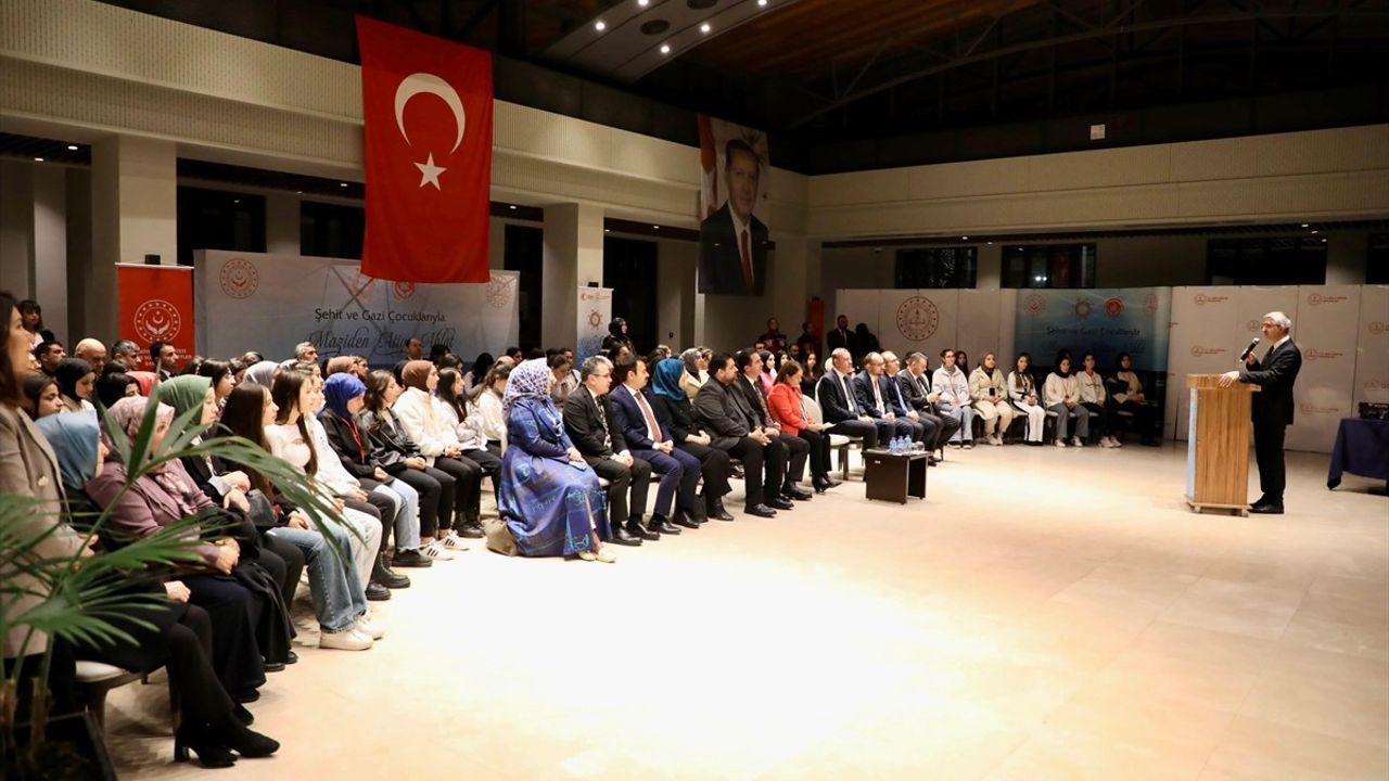 Bakan Yardımcıları Bitlis'te Şehit ve Gazi Çocuklarıyla Buluştu