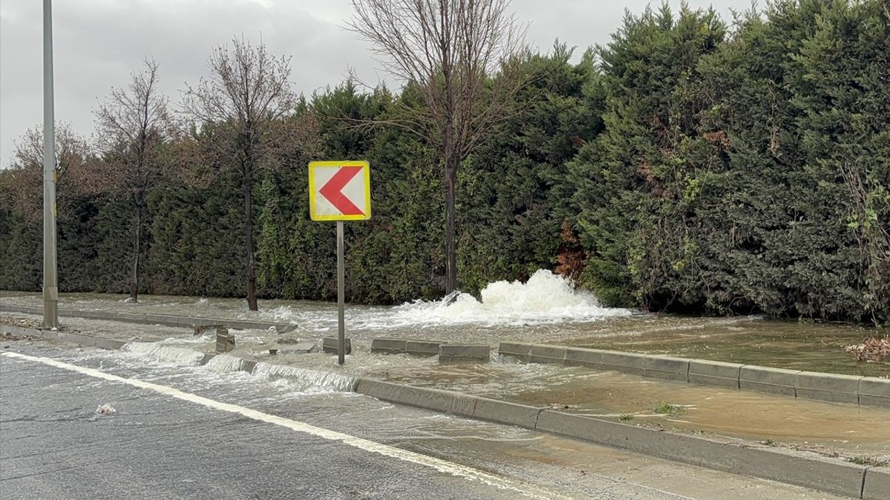 Bakırköy'de Su Borusu Patladı, Cadde Trafiğe Kapandı