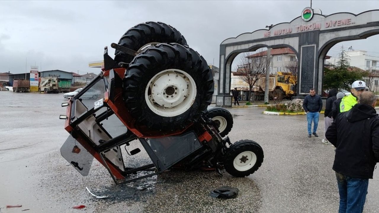 Balıkesir'de Traktör-Otomobil Kazası Görüntülendi