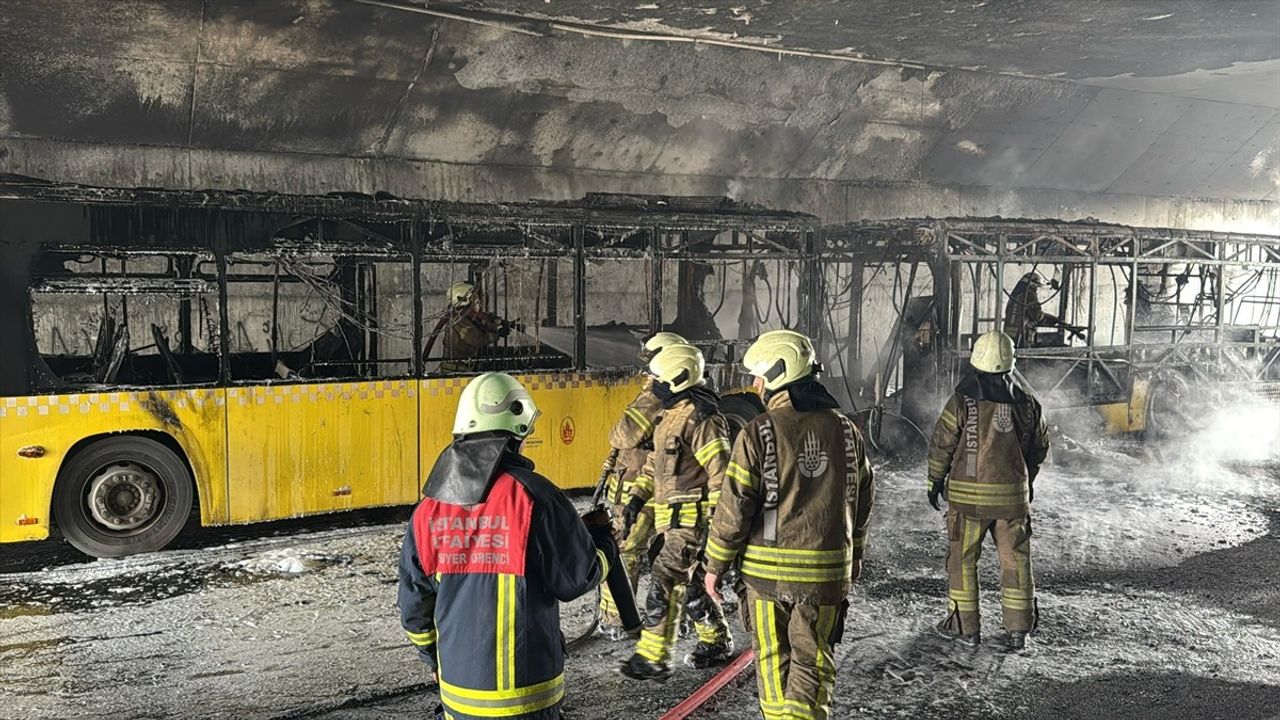 Başakşehir'de Seyir Halindeki İETT Otobüsü Alev Alev Yandı