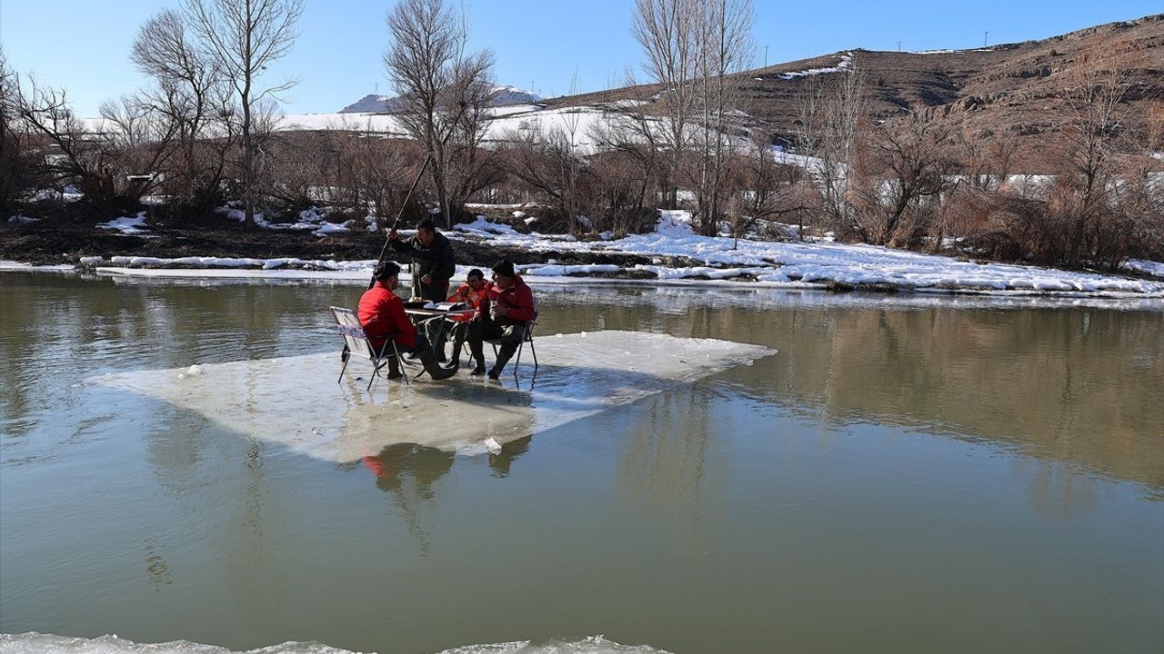 Bayburt'taki Amatör Balıkçılar Buz Kütlesinde Eğlenceli Anlar Yaşadı