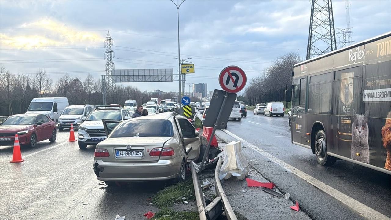 Bayrampaşa'da Trafik Kazası: İki Yaralı