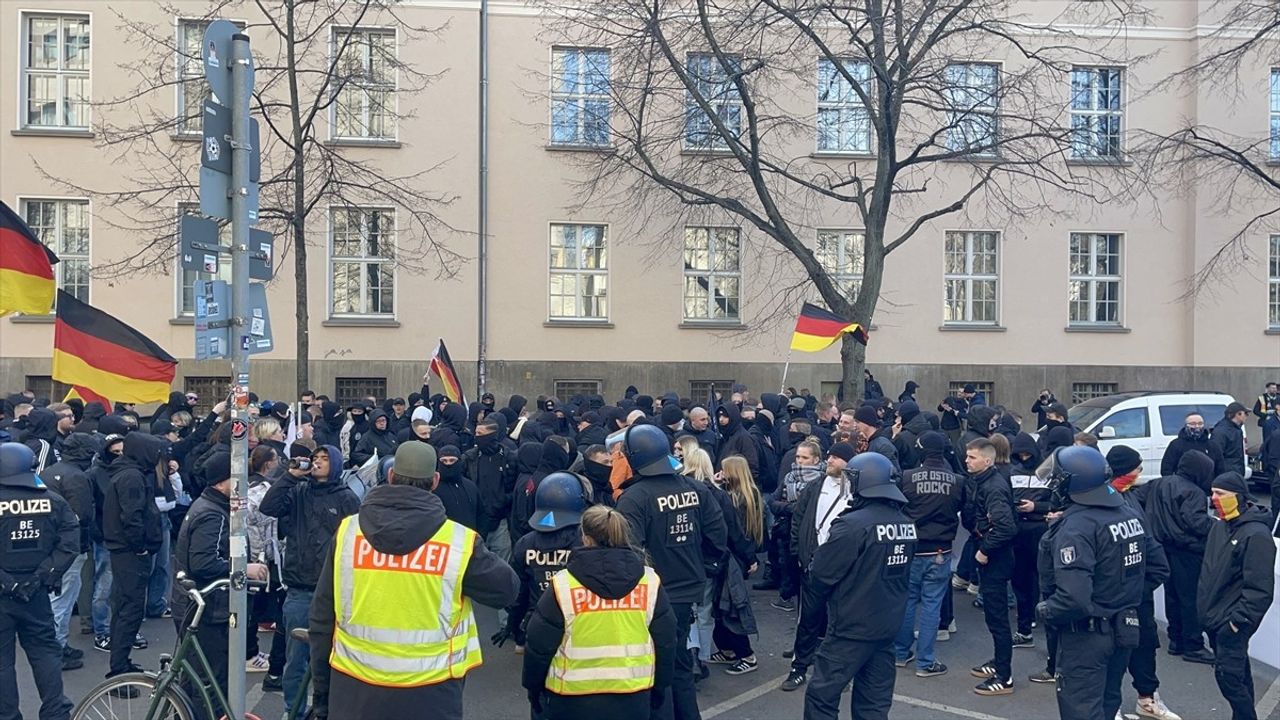 Berlin'de Neonazi Yürüyüşü: 300 Kişi Gösteri Düzenledi