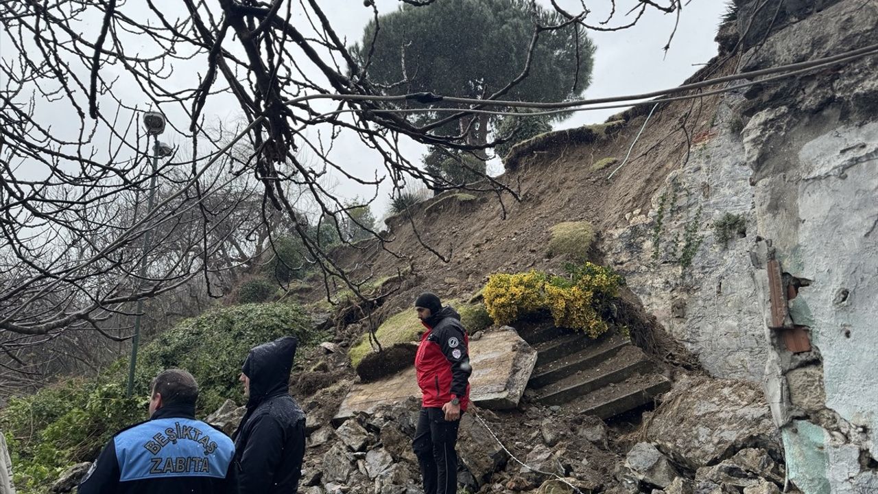 Beşiktaş'ta Toprak Kayması İstinat Duvarını Yıktı