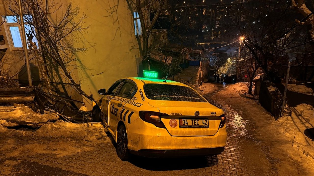 Beykoz'da Buzlu Yolda Kaza: İki Yaralı