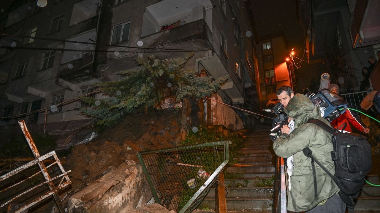 Beyoğlu'nda İstinat Duvarı Çökmesi: İki Bina Tahliye Edildi