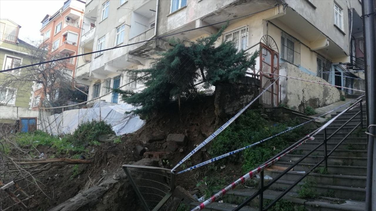 Beyoğlu'ndaki İstinat Duvarı Çökmesi Sonrası Hasar Tespit Çalışmaları Devam Ediyor