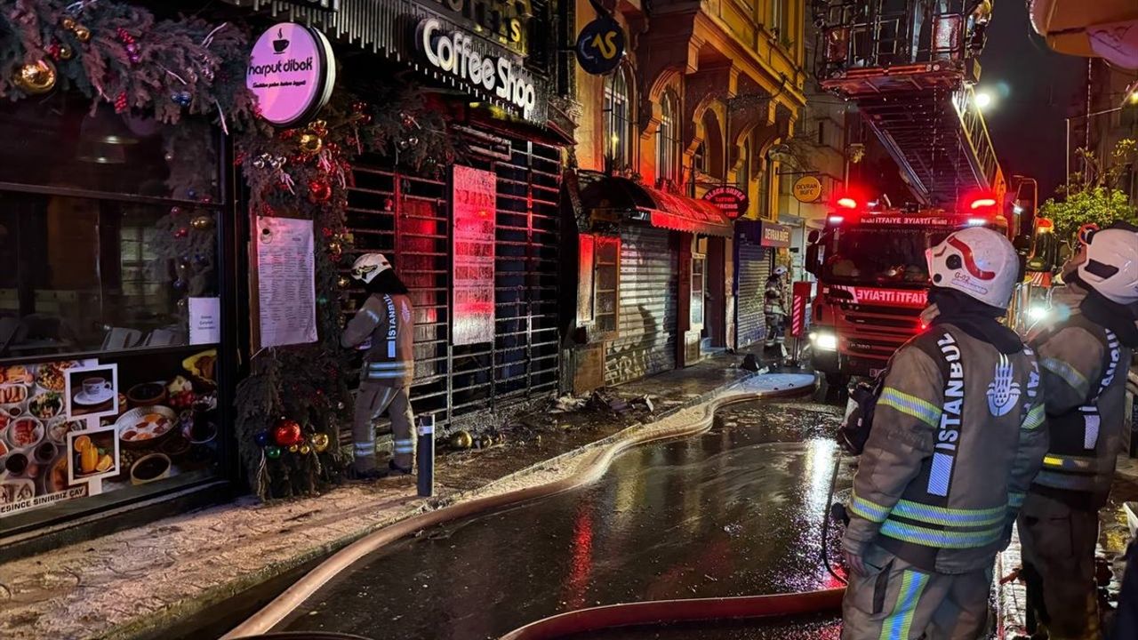 Beyoğlu'ndaki Otelde Yangın Kontrol Altına Alındı