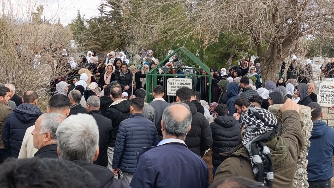 Bingöl'de Otobüs Kazasında Hayatını Kaybeden 4 Üniversiteli Genç Son Yolculuğuna Uğurlandı