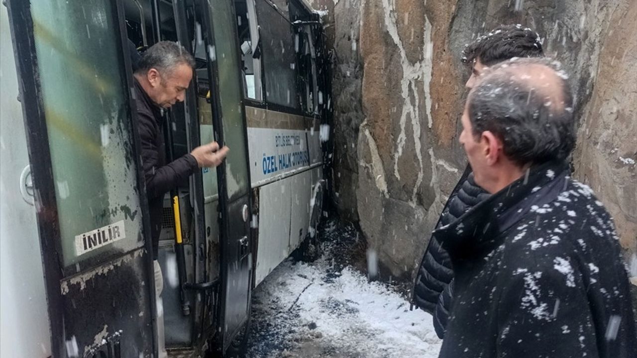 Bitlis'te Halk Otobüsü Kaza Yaptı: 4 Yaralı