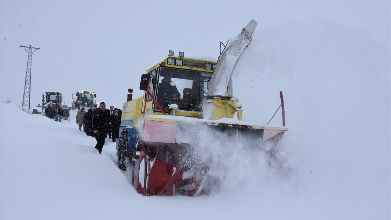 Bitlis'te Karla Mücadeleye Vali Karakaya'dan Destek
