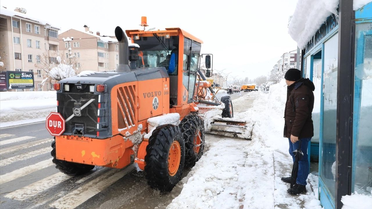 Bitlis'te Yol Açma Çalışmaları Devam Ediyor