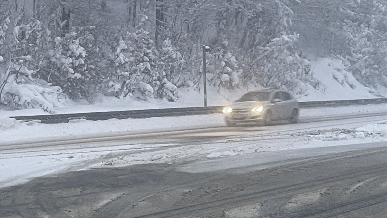 Bolu Dağı'nda Yoğun Kar Yağışı Etkili Oluyor
