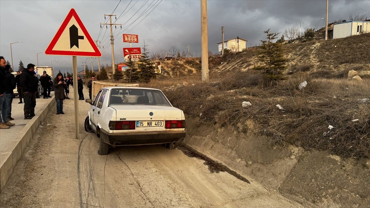 Burdur'da Polisten Kaçan Sürücü Kaza Yaparak Yakalandı