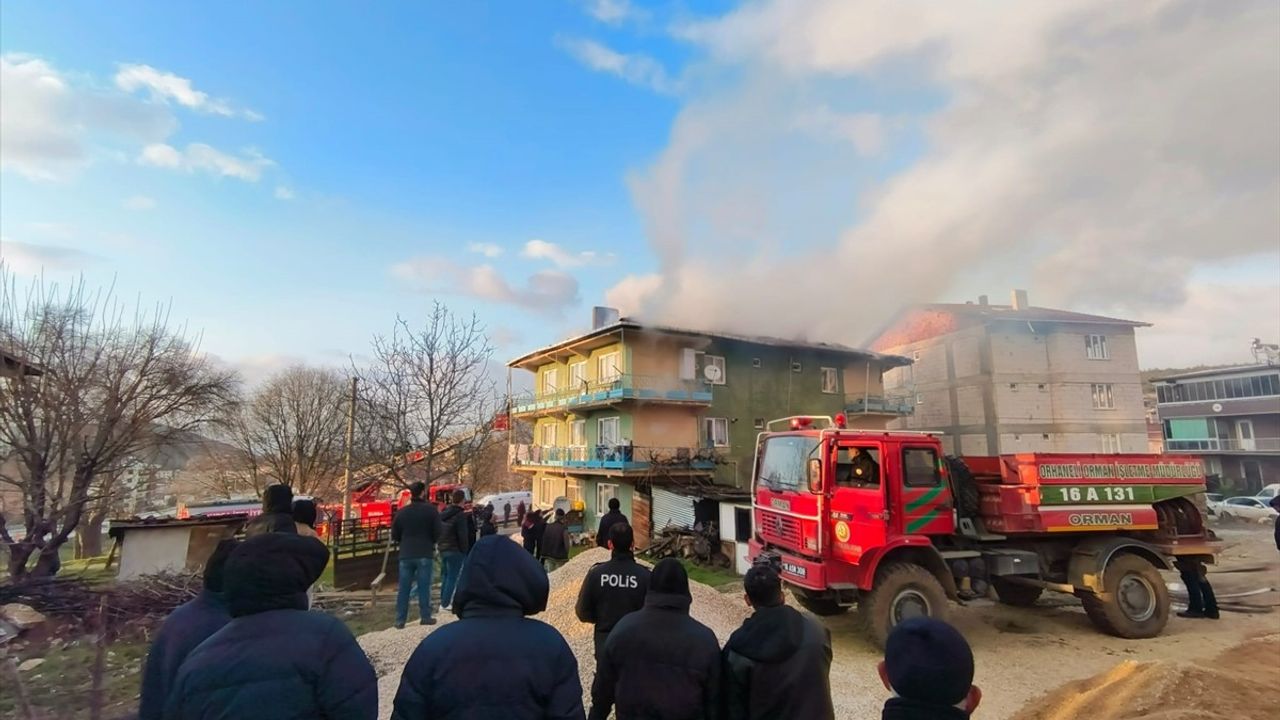 Bursa'da 3 Katlı Binanın Çatısında Yangın Çıktı