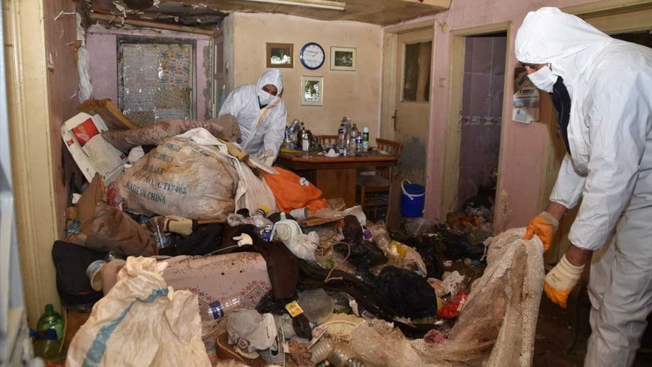 Bursa'da Çöp Ev Temizliği: 1,5 Ton Atık Çıkarıldı