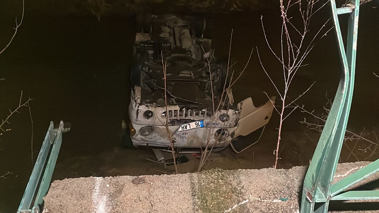 Bursa'da Dereye Düşen Kamyonetin Sürücüsü Yaralandı