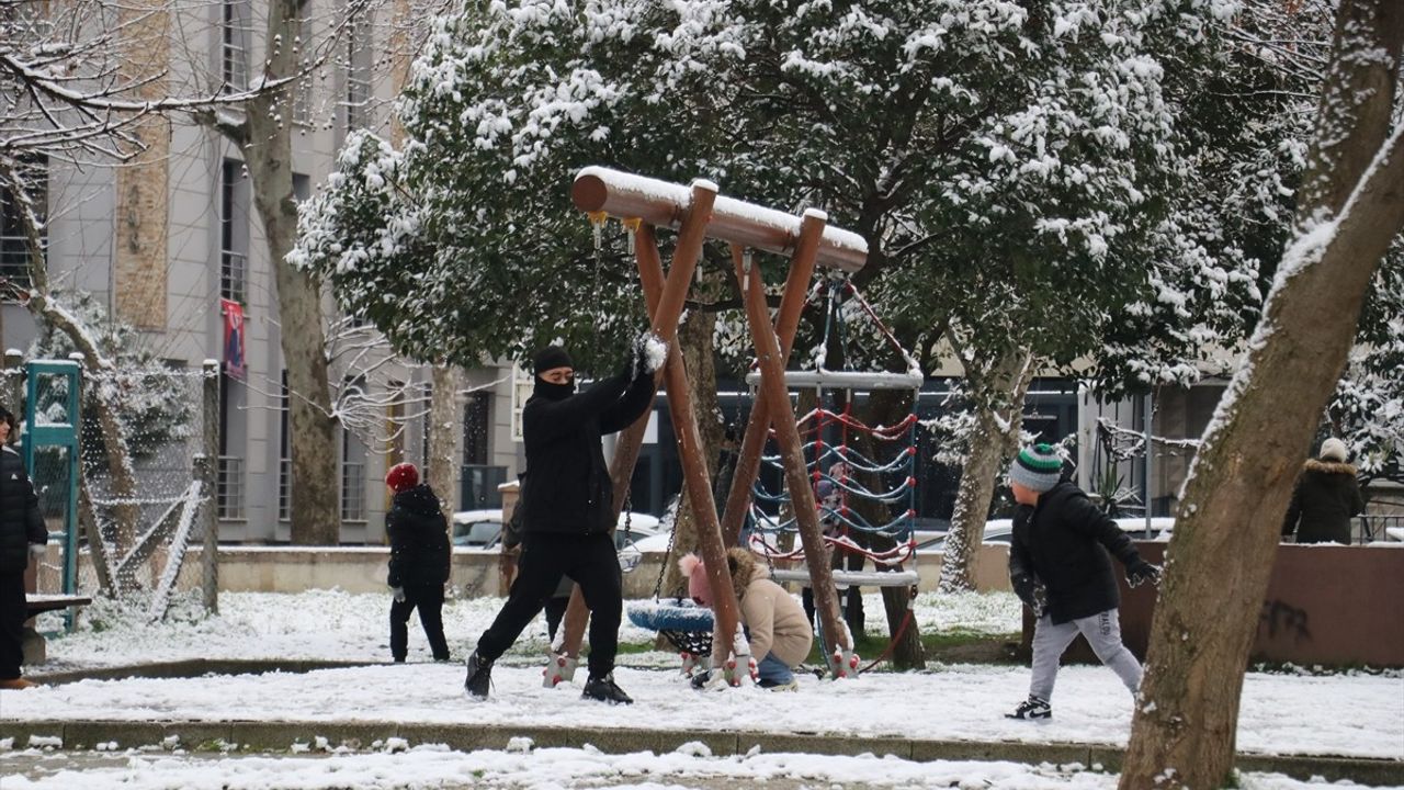 Bursa ve Yalova'da Kar Yağışı Etkili Olmaya Devam Ediyor