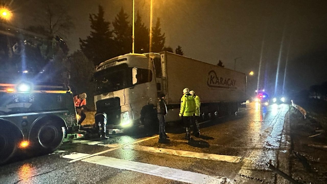 Büyükçekmece'de Tır Kazası Nedeniyle D-100 Yolunda Trafik Problemi