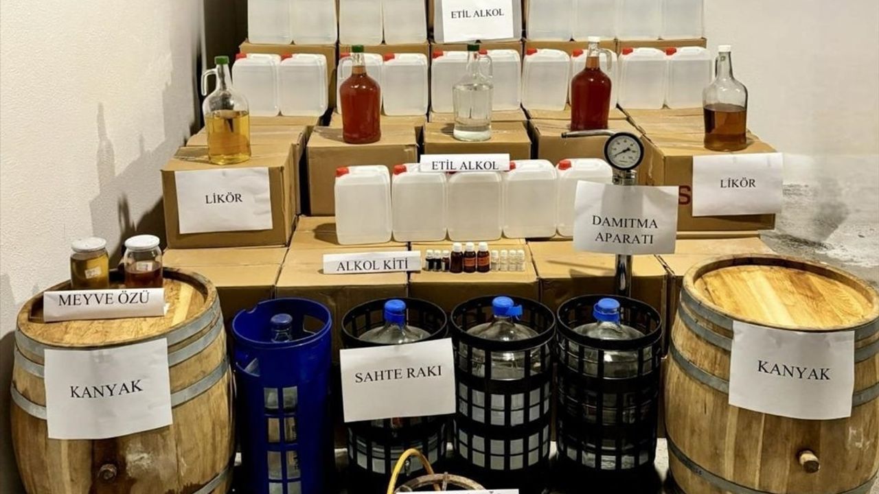Çanakkale'de Kaçak Alkol Operasyonu: 3 Gözaltı ve Büyük Miktarda Eşya Ele Geçirildi