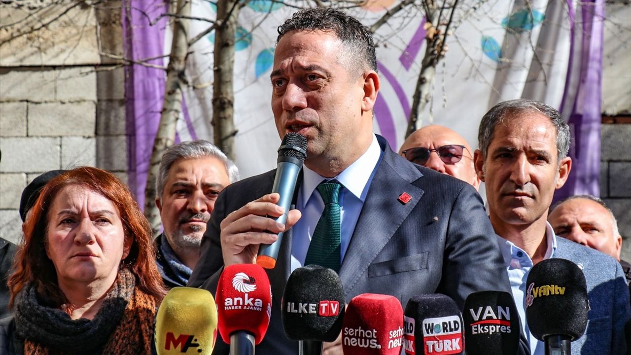 CHP Heyeti Van'da DEM Parti'yi Ziyaret Etti