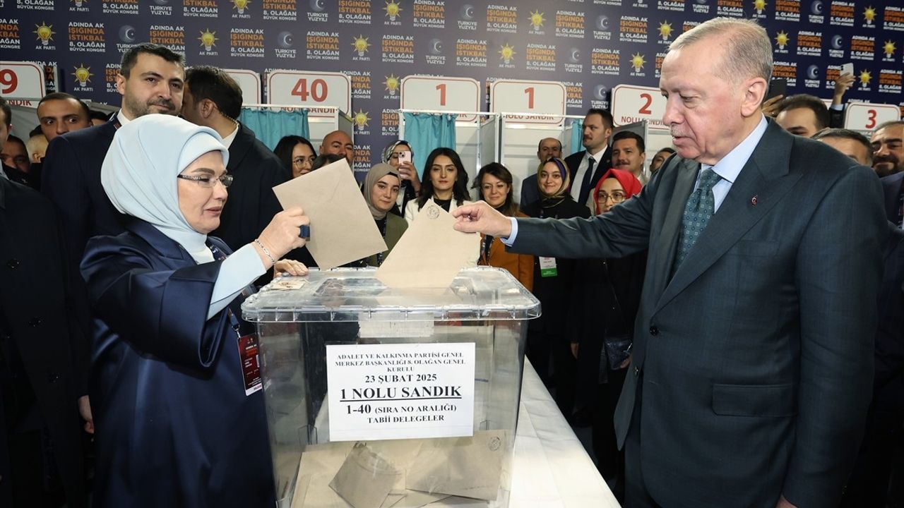 Cumhurbaşkanı Erdoğan, AK Parti 8. Olağan Büyük Kongresi'nde Oyunu Kullandı