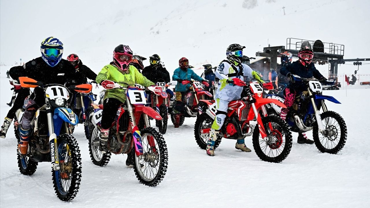 Davraz Kayak Merkezi'nde Motosnow Yarışları Coşkusu