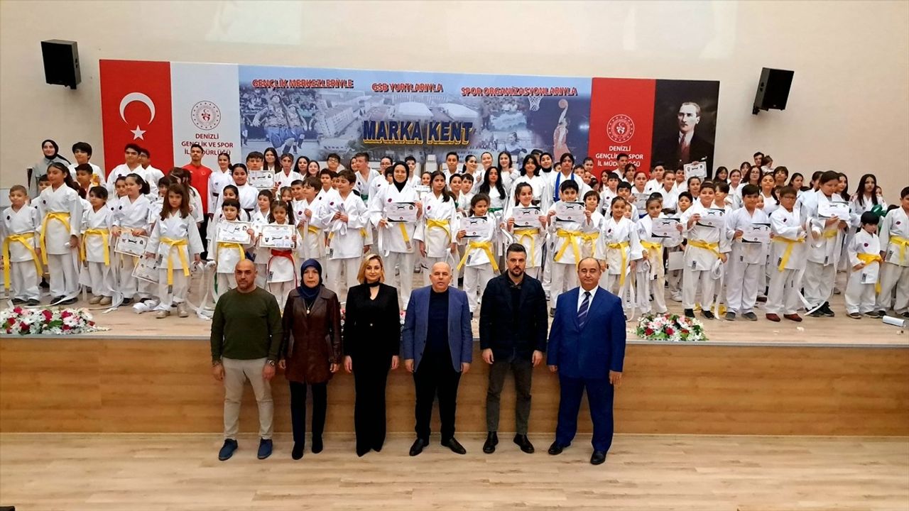 Denizli'de Karate Öğrencilerinden Kadına Şiddetle Mücadele Gösterisi